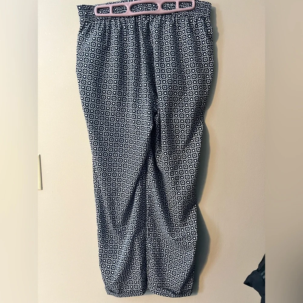J Crew sz 6 Geo print drawstring pant in navy and white. Pockets and cuffs